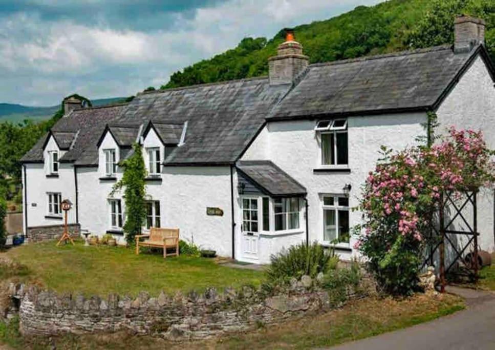 Scenic Couples Getaway In The Brecon Beacons Crickhowell